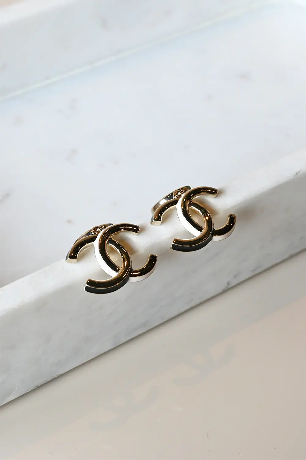 Chanel CC hoop earrings A22 K