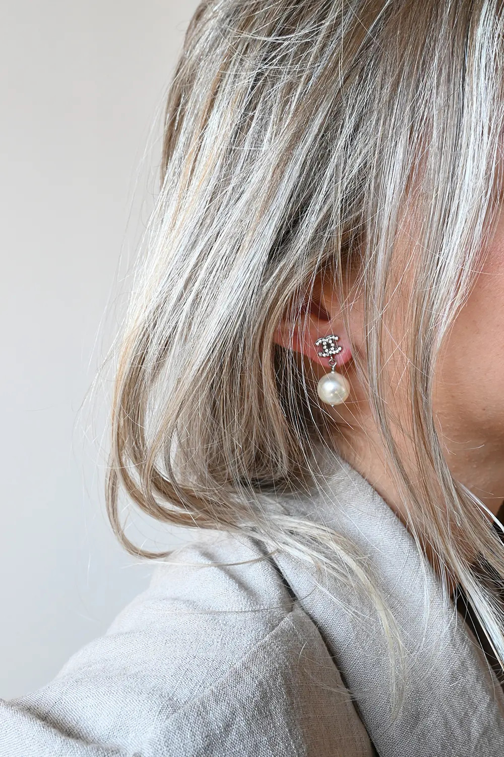 Chanel CC small drop pearl earrings A23 V
