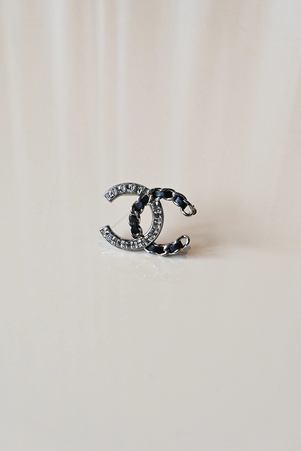 Chanel CC Broche leather crystals B19 V