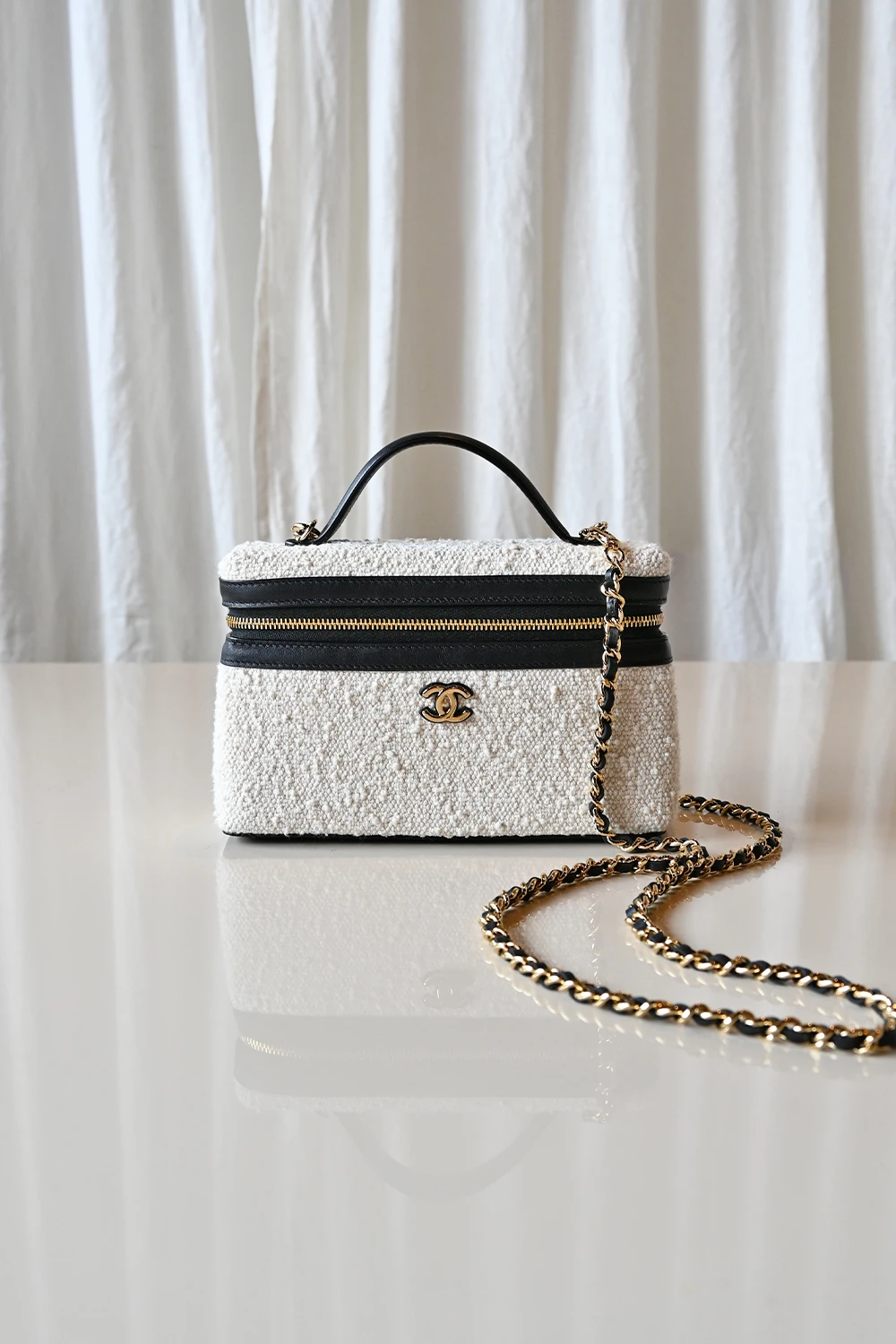 Chanel Slim Vanity case top handle | white bouclé